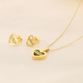 Detalle del conjunto de joyas corazón dorado con grabado mama en collar y aretes - Juego de 2 Piezas Corazón Hueco Mama / Juego de 2 Piezas Dorado (KS119872-K)