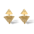 Detailansicht der goldenen geometrischen Ohrringe mit dreieckigem und mattiertem Metall - Geometrischer Fächer-Matt-Stil
