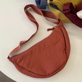 Bolso bandolera de nailon en color terracota con correa ajustable y cierre de cremallera - Naranja Sucio