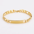 Vista dettagliata del bracciale a catena Figaro dorato con piastra ID lucida da uomo - 8mm*21cm / Oro