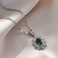 Collar de cadena de plata con gema verde óvalo y pétalos de cristal estilo halo - X0602