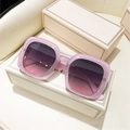 Primer plano detallado de gafas de sol cuadradas con purpurina rosa y lentes degradadas - Montura Rosa Lentes Rosa Gris