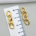 Pendientes de cadena dorados junto a una regla para medir el tamaño con precisión - 27x7mm (1.0g) / Dorado