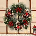 Ghirlanda natalizia con pigne e bacche rosse appesa a una finestra in legno rustico - Stile B [Piccolo] / 30cm