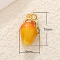 Vista macro di un ciondolo a forma di mango in resina da 15 mm per gioielli fai-da-te - Mango