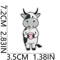 Vista macro dettagliata che mostra il ricamo preciso e le dimensioni della toppa mucca - Mucca con Tazza Rosa (N. 5)