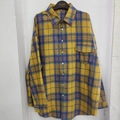 Gros plan d'une chemise à carreaux à manches longues avec col et une poche de poitrine - Jaune Tournesol