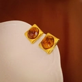Makro-Detail von Vintage-Ohrsteckern mit Goldbeschichtung und bernsteinfarbenem Harz - Runder Stil (2#)