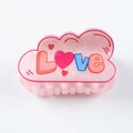 Detailweergave van een roze wolkenhaarklem met kleurrijke LOVE-tekst en hartaccenten - Roze Letterwolk / 8cm