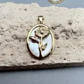 Detail macro-opname van een ovale zonnebloem hanger met witte parelmoer inleg - Stijl F