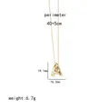 Detailopname van 3D gouden letter A hanger ketting met gepolijste afwerking en fijne ketting - Letter A