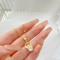 Collier doré avec pendentif LOVE ajouré serti de zircon sur une chaîne fine en acier - LOVE