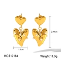 Vista macro de pendientes de corazón con perlas doradas con medidas y peso real - Estilo de Corazón y Perla (HC-E10184)