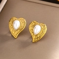 Detail of 18K gold heart earrings with hammered texture and a water-drop pearl inlay - Gold White Pearl E-247