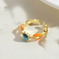 Detailansicht goldener offener Ring mit blauem Edelstein und orangem Emaille-Hexagramm - Orange Emaille (JZ0388-2) / Orange