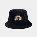 Dettaglio cappello alla pescatora in peluche nero con ricamo arcobaleno e scritta OH YEAH - Nero / M (56-58cm)