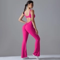 Detailansicht des rosafarbenen Yoga-Jumpsuits mit ausgestelltem Bein und Push-up-Effekt - Drachenfrucht