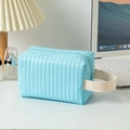 Dettaglio borsa da toilette trapuntata in pelle PU azzurra con robusto manico in tela - Azzurro