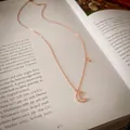 Collier avec pendentif lune en or rose et incrustation blanche sur une page de livre - Lune en Nacre Or Rose (59#)