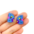 Detalle de colgante de letra acrílica azul con dibujos animados y orificio superior - Letra D