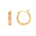 Dettaglio di orecchini a cerchio dorati con zirconi rosa a baguette in argento S925 - Rosa