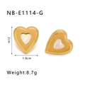 Detalle de pendientes de corazón bañados en oro de 18K con nácar blanco y medidas reales - Oro de 18K / Dorado (NB-E1114-G)