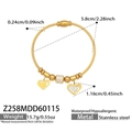 Detail eines Gold-Edelstahl-Kabelarmbands mit Magnetverschluss und Herzanhängern - Gold (Z258)