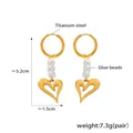 Pendientes de acero de titanio dorado con cuentas y colgante de corazón hueco - Dorado