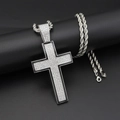 Dettaglio del ciondolo a croce hip-hop argento con strass su supporto nero professionale - Pendente Argento + Catena a Corda da 60cm