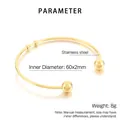 Vista de detalle del brazalete de acero bañado en oro 18K con diámetro interno 60x2mm - Color Dorado (KB129474-Z)