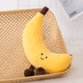 Süßes Bananen-Plüschtier mit besticktem Smiley und kleinen braunen Beinen im Korb - Banane (24*20cm)