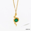 Gouden slangenketting met smaragdgroene edelsteen en gedetailleerde schubbenstructuur - Slang Ketting (KDD216) / Goud/Groen