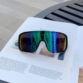 Gafas de sol deportivas para exterior con lentes irisadas sobre una revista de moda - Talla única / Marco Negro Lentes Espejados Verdes