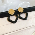 Detail van gehamerde gouden knop en glanzende zwarte ruitvormige oorbelhanger - Zilveren Pin - Zwart - Rhombus