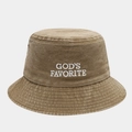 Detail der 'GOD'S FAVORITE' Stickerei auf der gewaschenen khakifarbenen Anglerhut - M (56-58cm) / Khaki