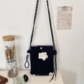 Dettaglio borsa a tracolla in peluche con ricamo floreale e tracolla regolabile - Jacquard Fiori Blu Notte