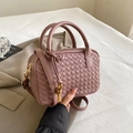 Handgewebte mauvefarbene Boston-Tasche mit goldener Hardware und Schulterriemen - Rosa