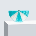Detail der blau-weißen Marmor-Acryl-Abendtasche mit Radialmuster und goldenem Verschluss - Himmelblau