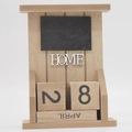 Détail macro du calendrier en bois avec blocs de date et texte 3D HOME décoratif - Toit Plat en Bois Naturel