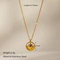 Détail du collier en acier doré avec pendentif étoile de 11mm et pierre verte - Pendentif étoile ronde avec pierre verte
