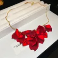 Collar minimalista de pétalos rojos en capas con cadena dorada y acabado mate - Rojo