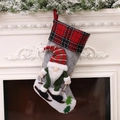 Chaussette de Noël avec gnome skieur en tissu écossais rouge et noir sur feutre - Gnome de Ski Base Grise (F-W254)
