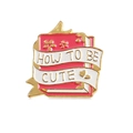 Roze en witte emaille boekspeld met How to be Cute tekst en gouden afwerking - Schattig Roze Boek (CC1670)
