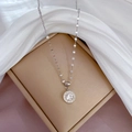 Detalle de collar de titanio plateado con colgante de números romanos y cristal incrustado - Plateado