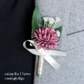 Eleganter violetter Ansteckstrauß für Hochzeiten mit grünen Blättern und Seidenband - Dunkelmalve