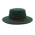 Détail du chapeau en laine vert foncé avec bord plat et ceinture en cuir marron bouclée - M (56-58cm) / Vert Foncé