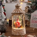 Dettaglio di lanterna natalizia bianca vintage con Babbo Natale e luce calda a LED - Babbo Natale Sulla Slitta