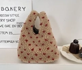 Détail du sac à main pelucheux beige à pois rouges avec doublure à carreaux - Cœur en Laine d'Agneau Rouge Riz