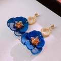 Dettaglio di orecchini a petalo blu con perline ambra e cerchi dorati martellati - Stile 35 (Perno in Argento)