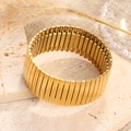 Pulsera elástica de acero inoxidable chapada en oro con un diseño ancho acanalado - Estilo de Tira Vertical de 28mm / Dorado